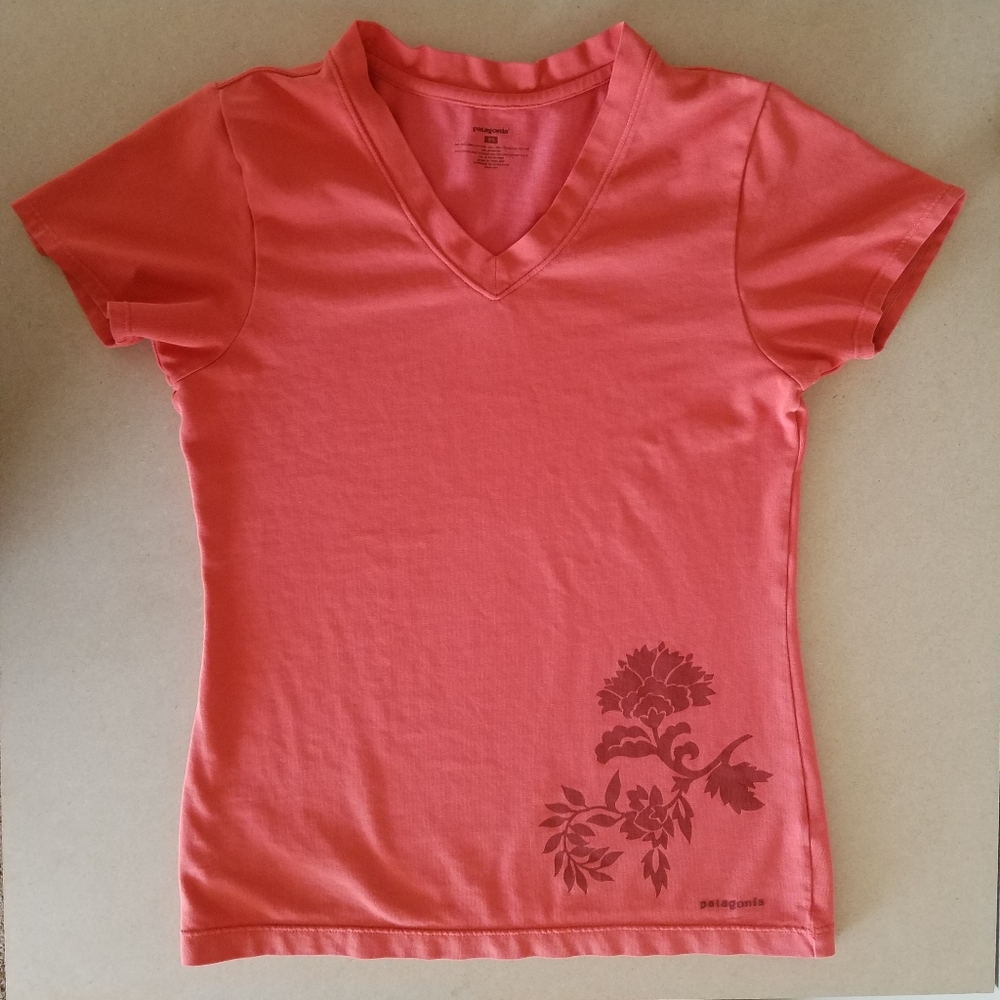 Coral Patagonia V-Neck Women's Tee sz XS